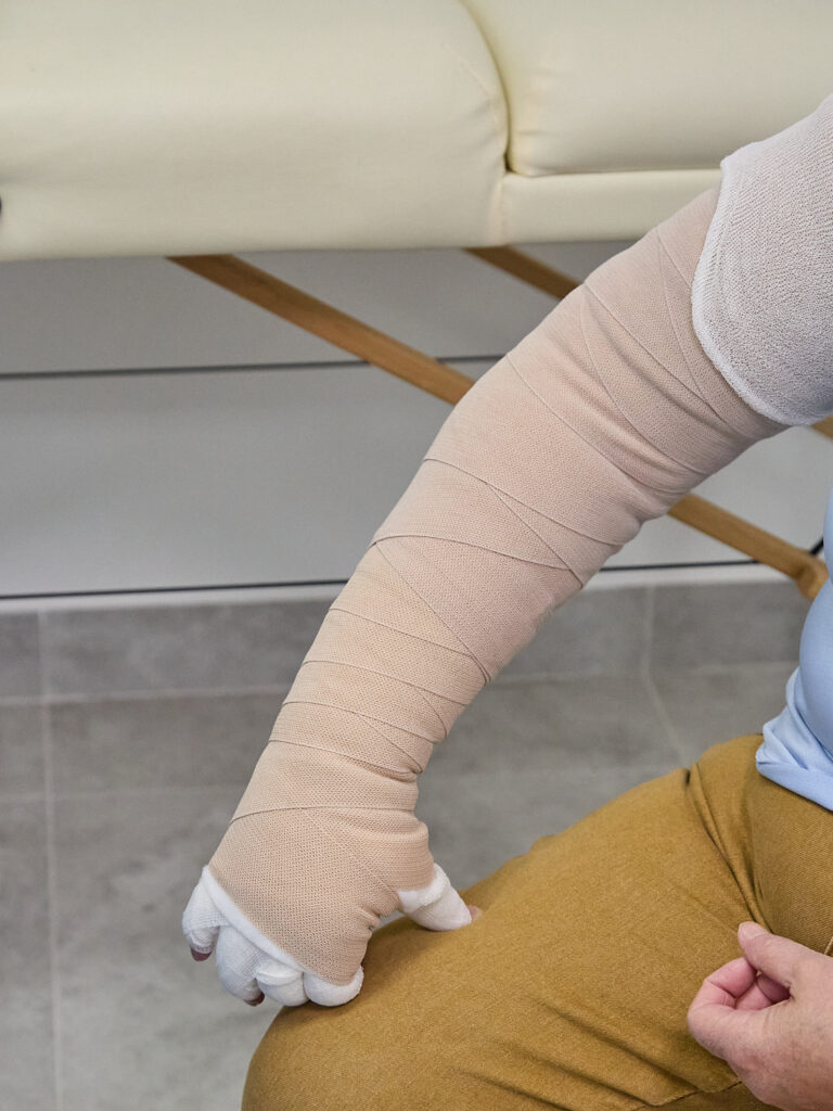 Karra helyezett bandage kötés.