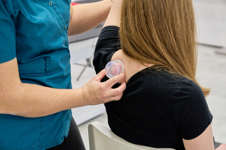 A nyak- felső háti szakasz köpölyözése csökkenti a fájdalmakat és a merevségeket. 
